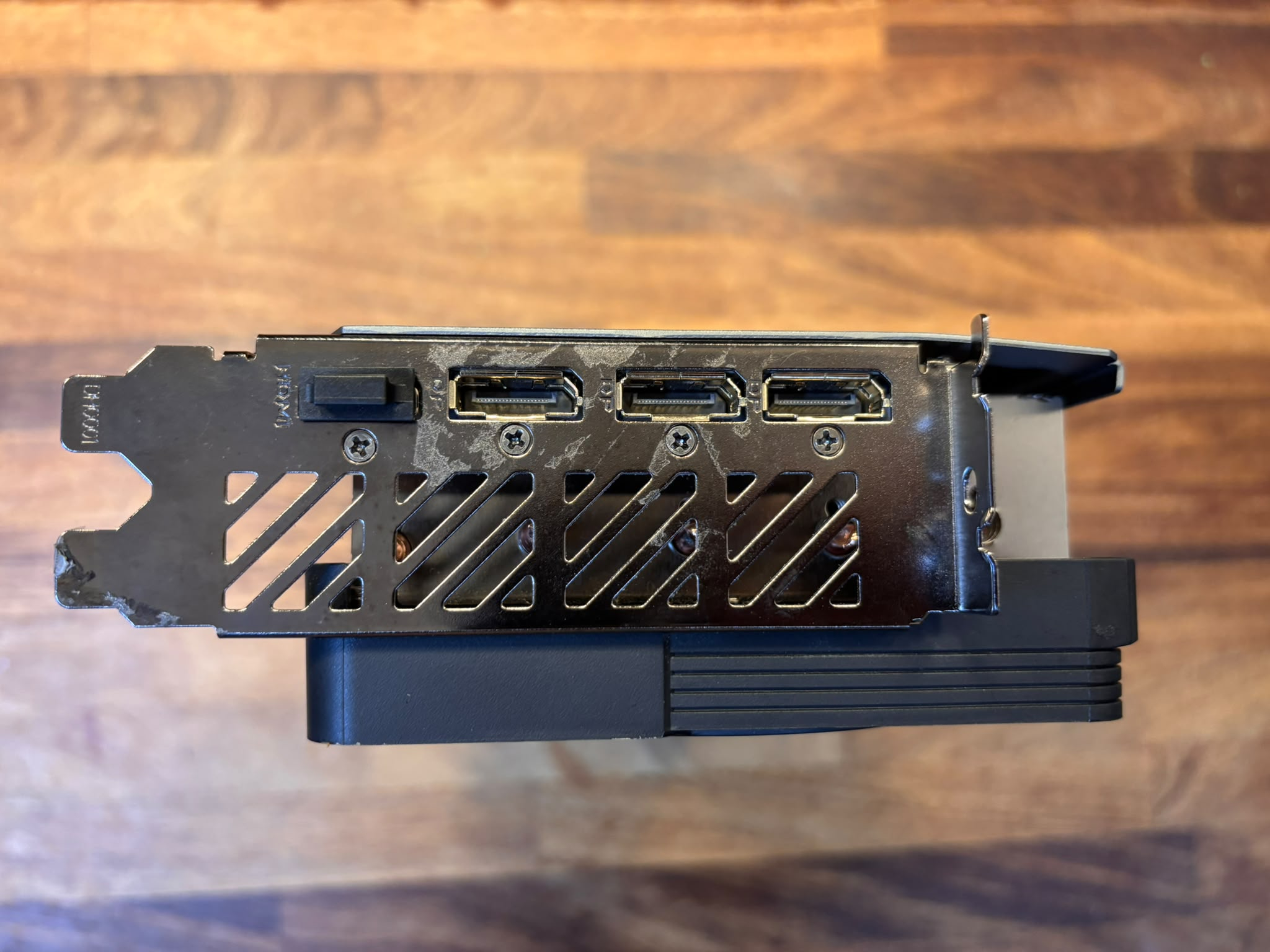 I/O / 3 DisplayPort + 1 HDMI